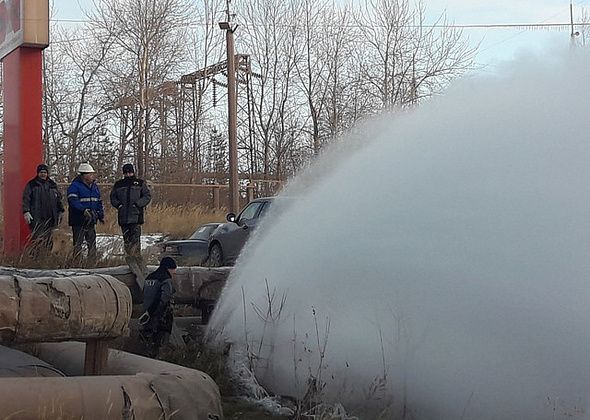 Белая мгла. Из-за прорыва трубы дорогу вблизи города окутал густой туман