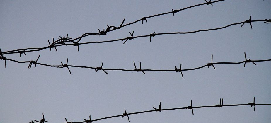 Татуировка со свастикой обернулась штрафом для подследственного
