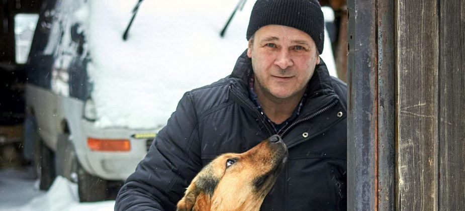 Мужчина, у которого из дома вынесли животных, говорит, что на фото исхудавшего пса - не его собака