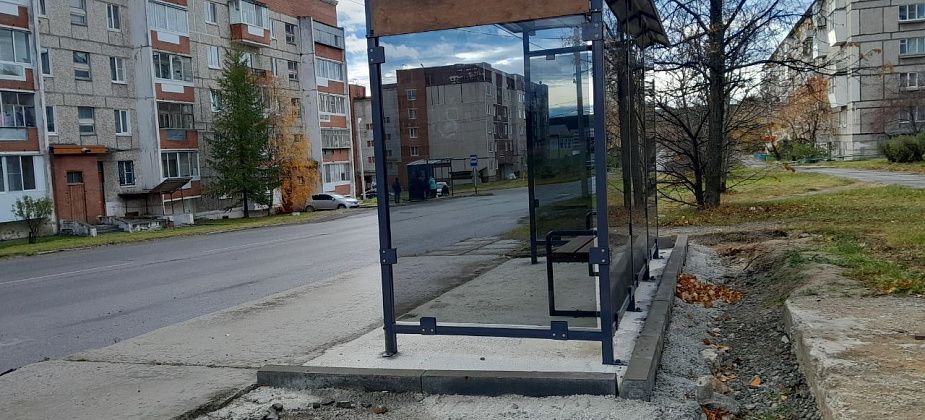 «К ней не подойти». Пенсионерка пожаловалась на отсутствие благоустройства у остановки на Клубной