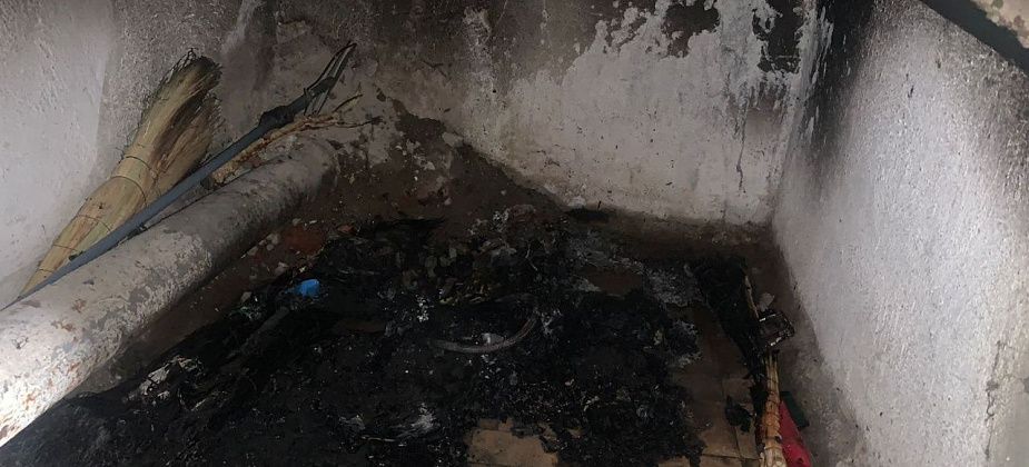 В пятиэтажке горел мусор под лестницей