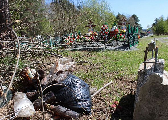 В Краснотурьинске горел мусор на кладбище  