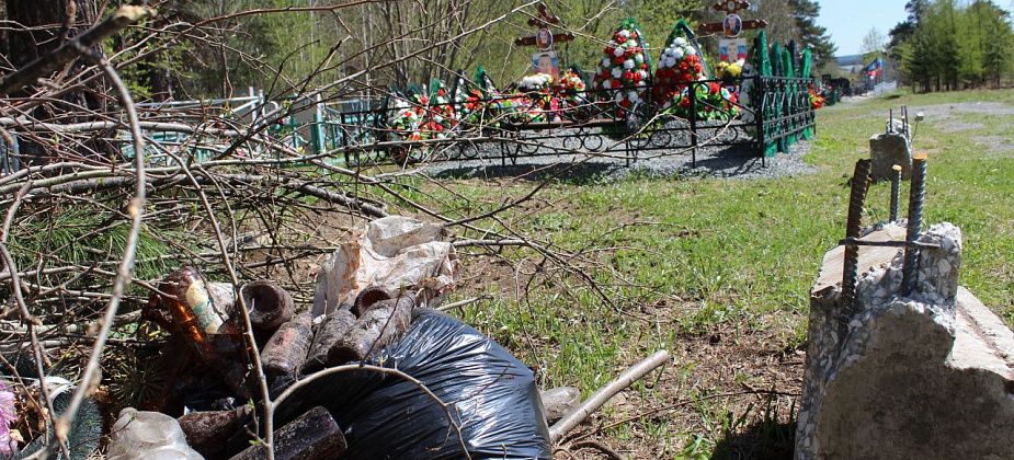 В Краснотурьинске горел мусор на кладбище  