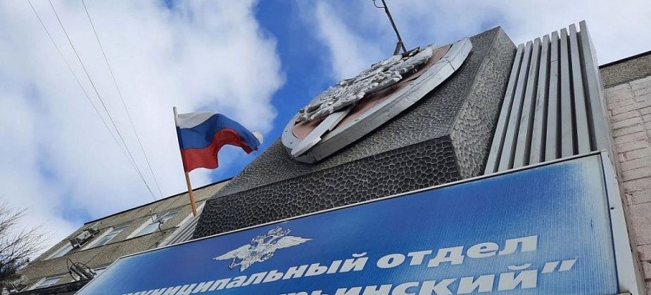 Мужчина избил сестру и знакомого 
