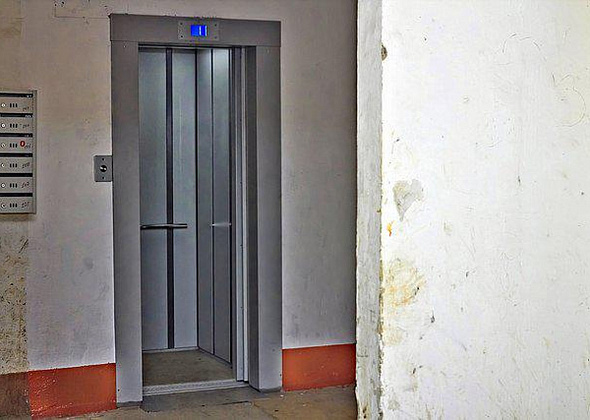 В Краснотурьинске близятся к завершению ремонты лифтов