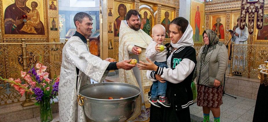 В соборе освятили яблоки и отпраздновали Преображение