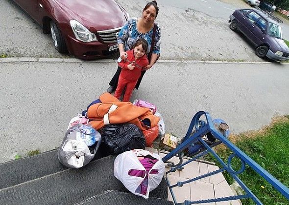 Маме и дочке, которые остались без жилья, помогают горожане. Перевели 10 000 рублей