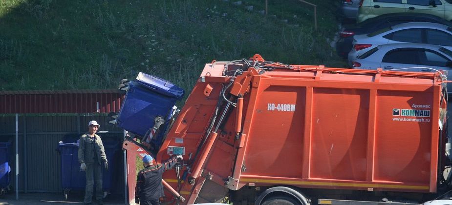 С трех школ города и союза ветеранов взыскали долги за вывоз мусора