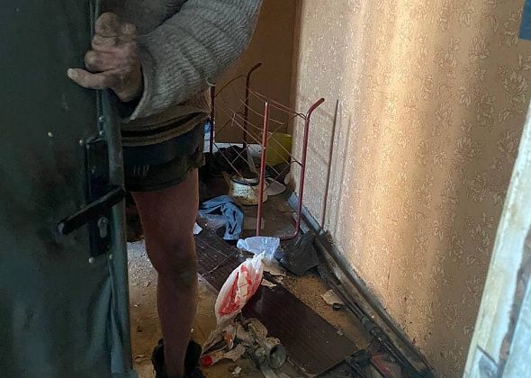 Мужчину, живущего в ужасных условиях на Рудничном, отправили в больницу. Им занялись полицейские