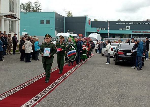 В Краснотурьинске простились с участником СВО Михаилом Домрачевым