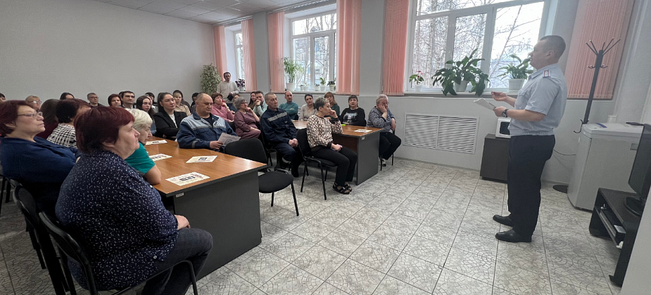 Полицейские продолжают информировать трудовые коллективы о распространенных видах мошенничества