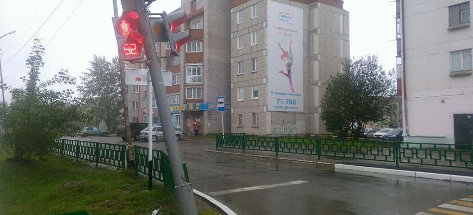 Причиной повреждения светофора на перекрестке улиц Ленина и Карпинского стало ДТП