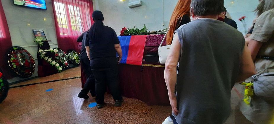 «Он был рубахой-парнем». Похоронили погибшего на СВО 36-летнего Ивана Томшина