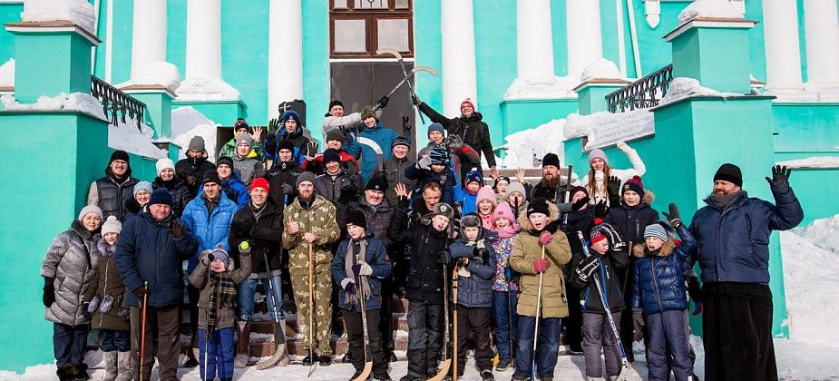 Ворота – канистры по 10 литров. В Краснотурьинске православные играли в хоккей