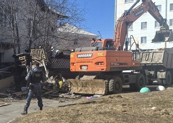 В Краснотурьинске снесли незаконную пристройку к дому, в которой горожанин держал собак