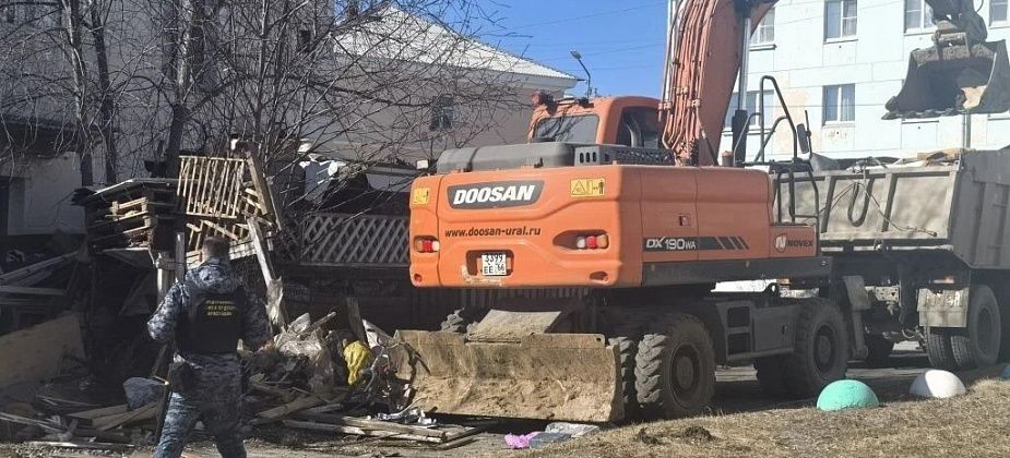 В Краснотурьинске снесли незаконную пристройку к дому, в которой горожанин держал собак