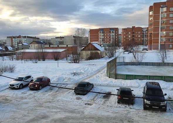 Корт или дом? Горожане недоумевают, зачем понадобилось строить дом «внизу» улицы Октябрьской