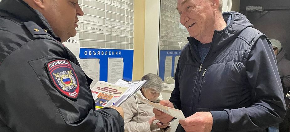 Полицейские рассказали пациентам больницы о схемах мошенников