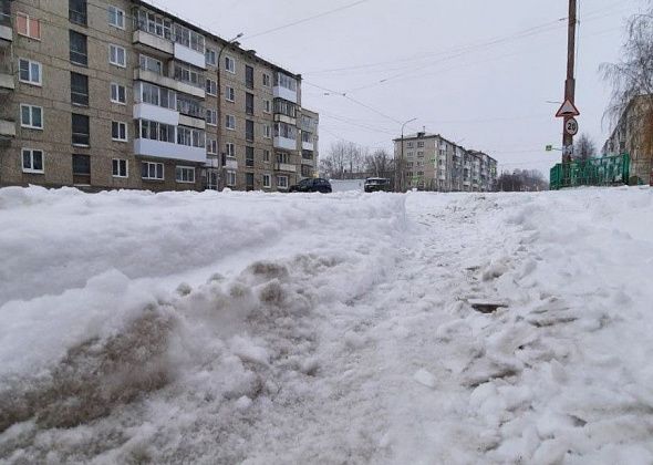 Коммунальщики с шести утра приступили к ликвидации последствий снегопада