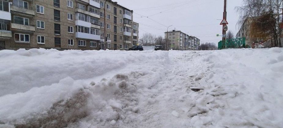 Коммунальщики с шести утра приступили к ликвидации последствий снегопада