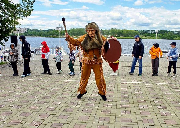 1 июня театр кукол устроил детский праздник на набережной