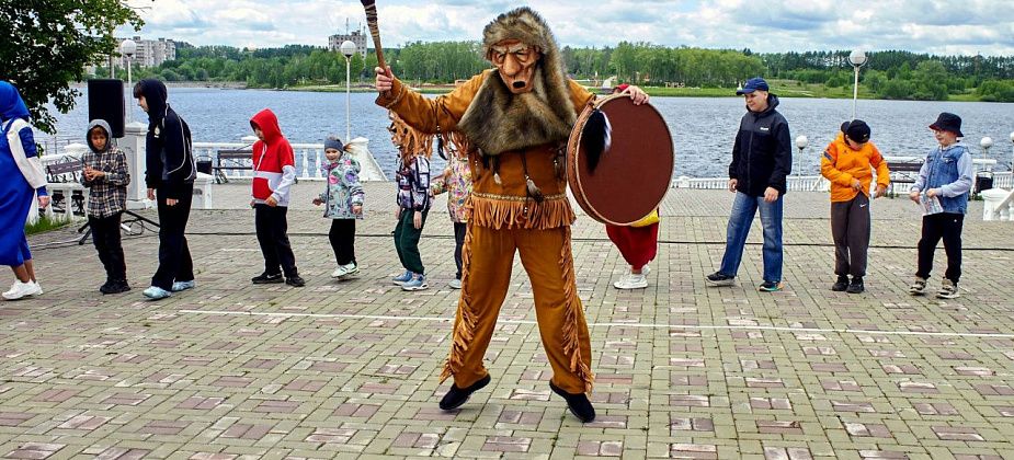 1 июня театр кукол устроил детский праздник на набережной