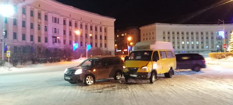 В Краснотурьинске иномарка врезалась в маршрутку