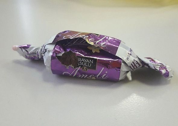 Жительница Краснотурьинска нашла в подарке от БАЗа конфету со следами грызунов