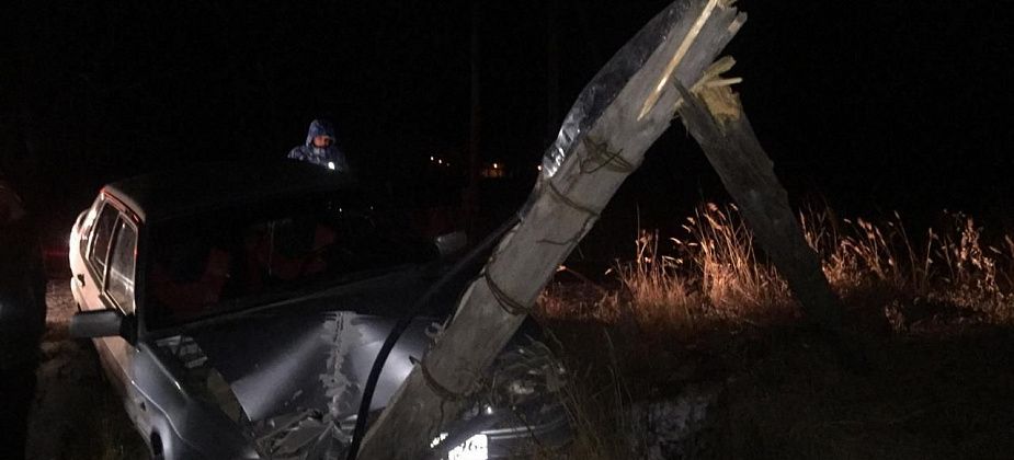 Второй водитель не справился с управлением и врезался в столб. Машина значительно повреждена