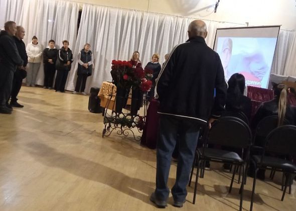 «Она все ждет папу домой». С погибшим на СВО простились в поселке под Краснотурьинском