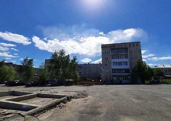 В Краснотурьинске начали ремонтировать крышу дома №71 на улице Попова