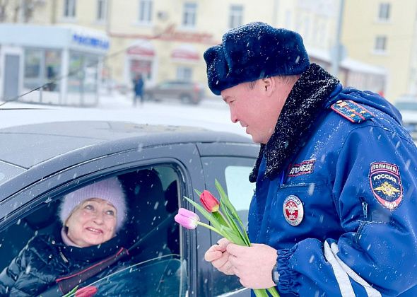 Госавтоинспекторы дарили цветы водительницам