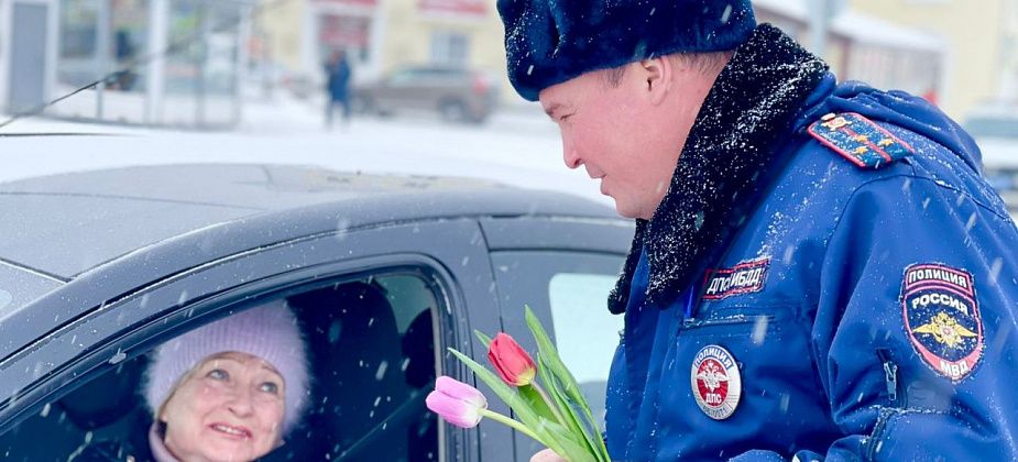 Госавтоинспекторы дарили цветы водительницам