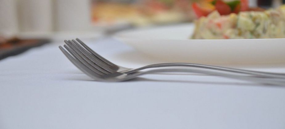 Стало известно, сколько школьников питаются в столовых