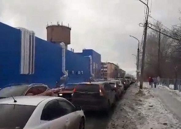 На улице Коммунальной вчера скопилась огромная пробка