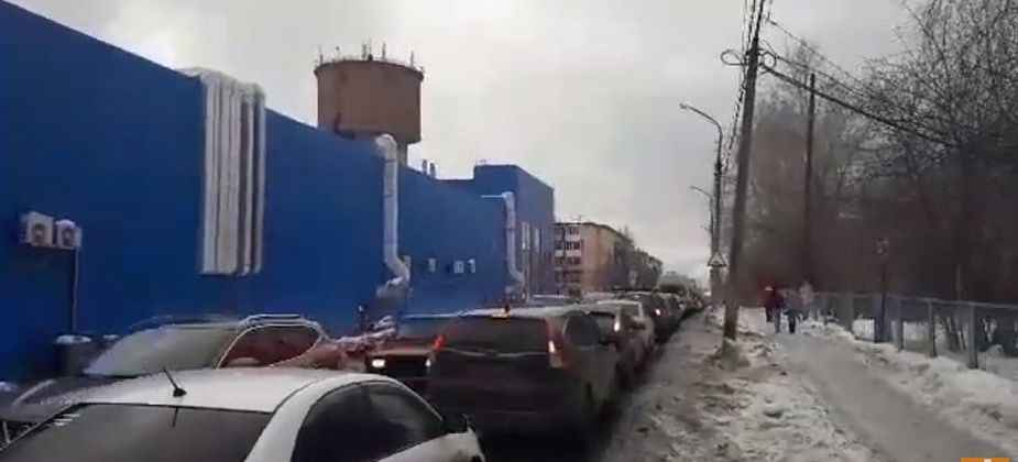 На улице Коммунальной вчера скопилась огромная пробка