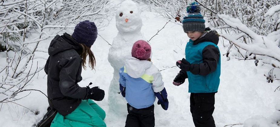 После случаев обморожения у детей врач рассказал, как правильно гулять в мороз