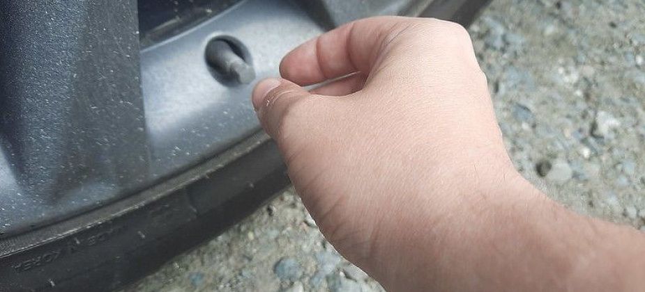 Новый тренд? Подростки скручивают колпачки от ниппелей на колесах