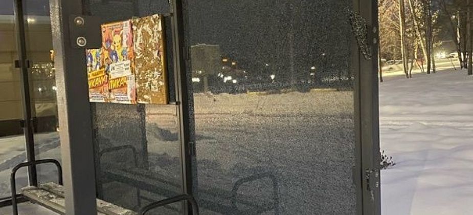 Ущерб от действий неизвестного, повредившего остановку в Заречном районе, оценили в 156 тысяч