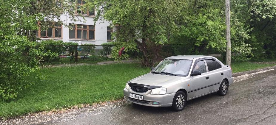 Неизвестный наехал на иномарку и скрылся