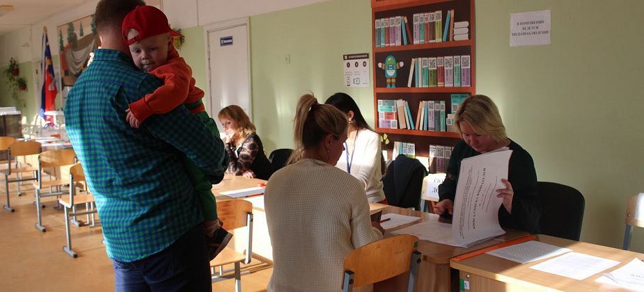 На самом большом в городе избирательном участке явка составляет 18%