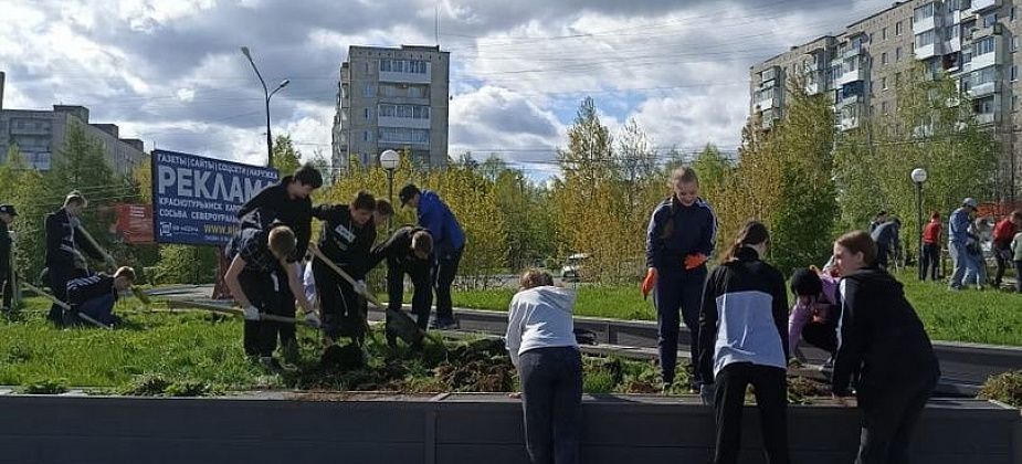 Дети из центра «Ровесник» приступили к облагораживанию клумб в Заречном районе