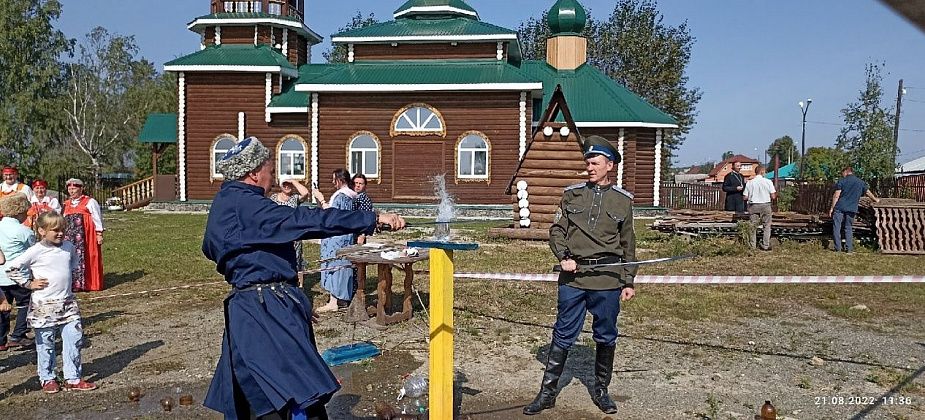 Жителям Рудничного показали мастер-класс по рубке шашкой 