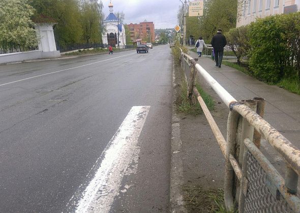 На улице Октябрьской обновят пешеходные ограждения