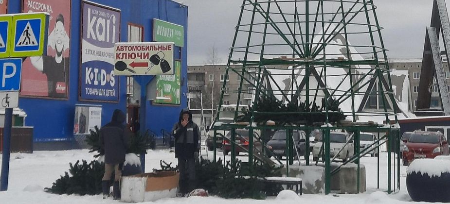 Начали монтировать первую общественную елку 