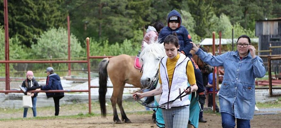 Первоклассники школы № 17 отметили День защиты детей в конном клубе 