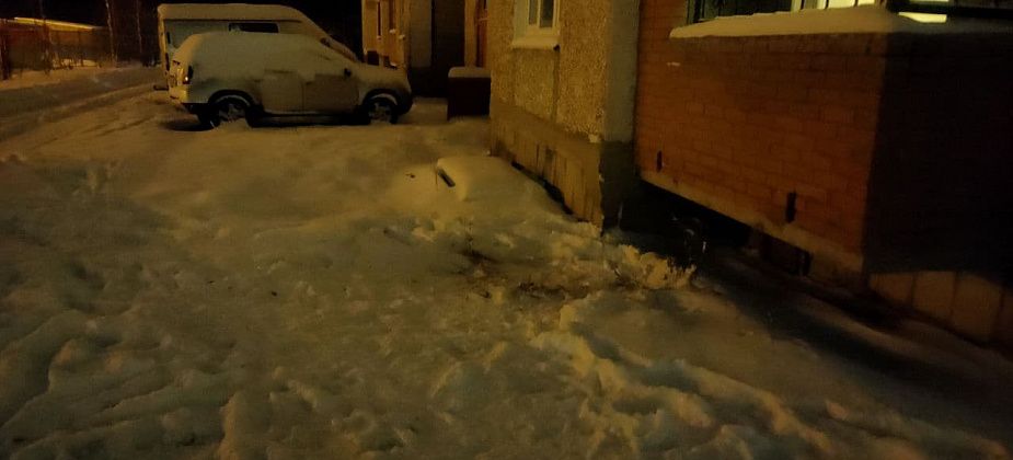 В восточной части Краснотурьинска с балкона выпала женщина