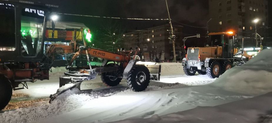 Техника готова выйти на уборку выпавшего снега: «Ждем, что покажет погода»