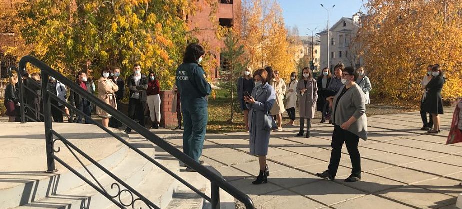 Сотрудников налоговой службы и прокуратуры эвакуировали из здания. Прошла учебная тревога