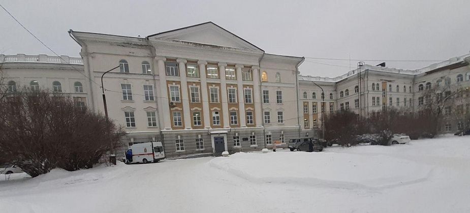 "Решил сходить за добавкой". Житель Краснотурьинска упал, пытаясь спуститься по веревке с 5 этажа